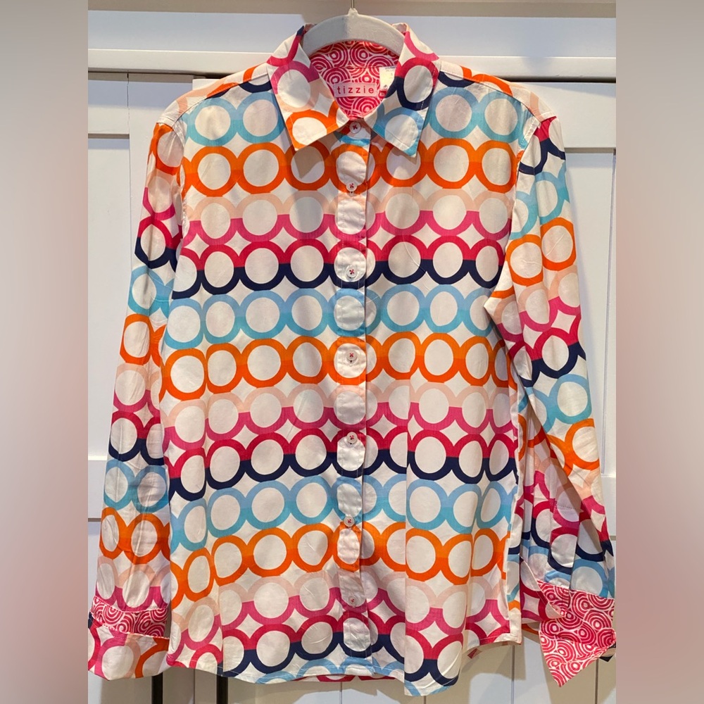 Fabulous TIZZIE button down top, Size S, vibrant circle pattern✨A+ condition✨